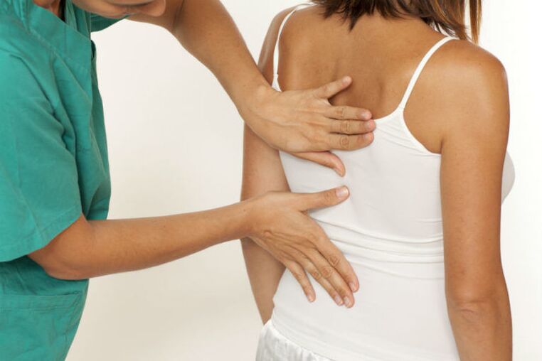 Medicul examinează spatele cu durere sub omoplatul stâng